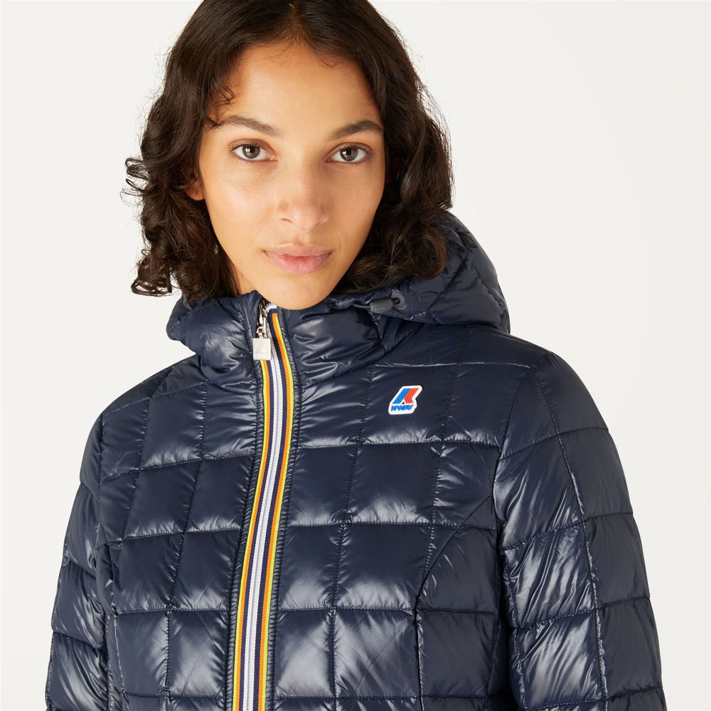 Chaqueta de plumas reversible negra y azul para mujer en clima frío 02