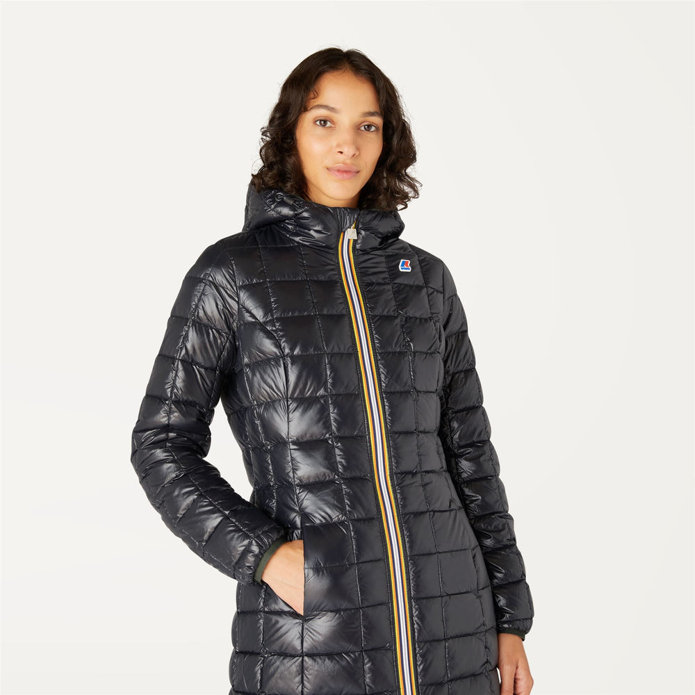 Chaqueta de plumas reversible negra y verde para mujer en clima frío 02