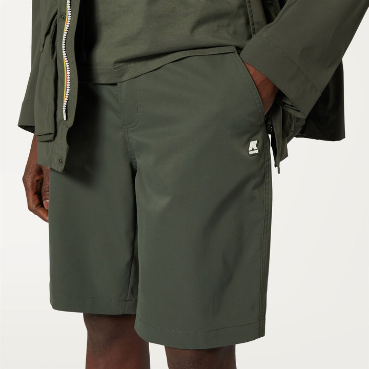 Shorts Man PAVE TWILL Cargo GREEN BLACKISH Detail Double				