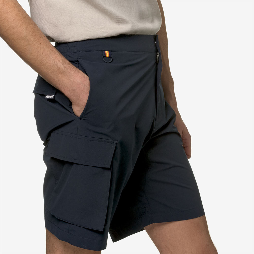 Pantalones cortos cargo azules para hombre con bolsillos útiles 02